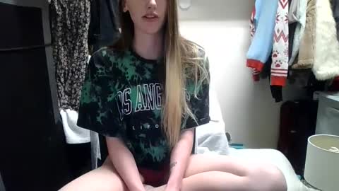 lunapixie2020 online show from March 10, 2025, 1:34 am