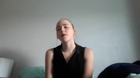 lunapixie2020 online show from April 15, 2026, 8:42 pm