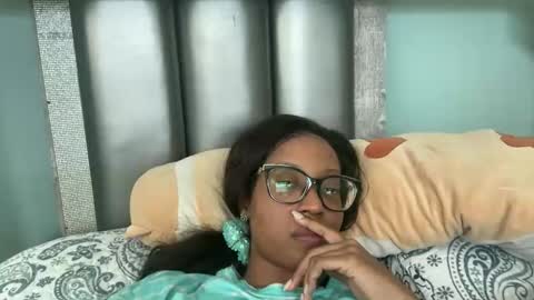 Snapshot of lunchboxgirl chatting on April 19, 2026, 2:16 pm lunchboxgirl online show from April 19, 2026, 2:16 pm