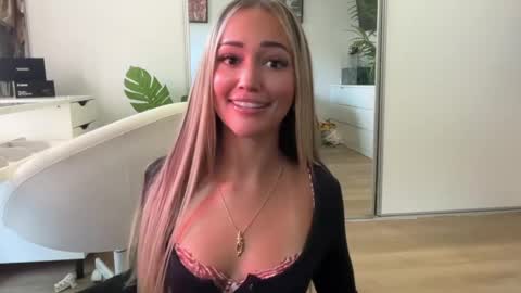 Snapshot of luvlivvyy chatting on May 22, 2026, 11:10 pm Livvyy online show from May 22, 2026, 11:10 pm