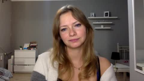 Snapshot of lux_millie chatting on December 18, 2025, 10:16 pm Millie online show from December 18, 2025, 10:16 pm