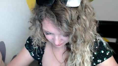 Snapshot of luxdonna chatting on June 21, 2026, 10:12 pm Donna online show from June 21, 2026, 10:12 pm