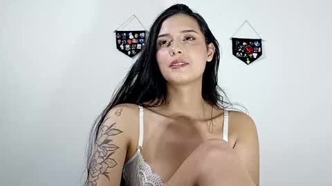 lyla online show from November 17, 2025, 3:23 am