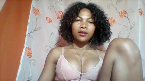 lyndah19 online show from November 25, 2025, 8:42 pm