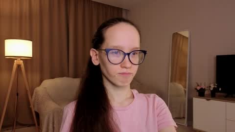 Snapshot of lynettebails chatting on April 19, 2026, 4:06 pm Sara online show from April 19, 2026, 4:06 pm