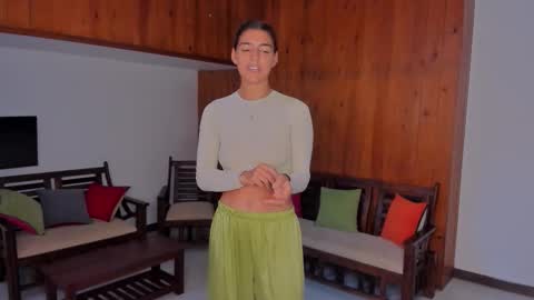  LYNN  online show from November 30, 2025, 4:49 am