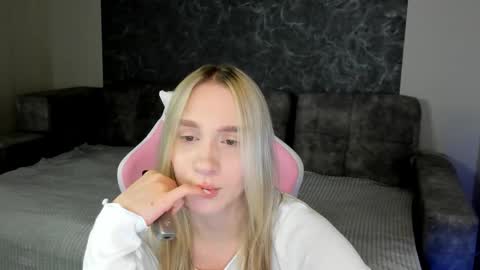 lynnadrream online show from December 22, 2025, 1:35 am