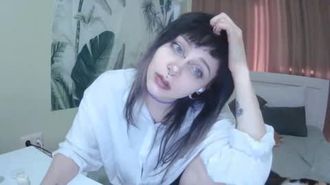 Kira online show from September 9, 2025, 1:32 pm