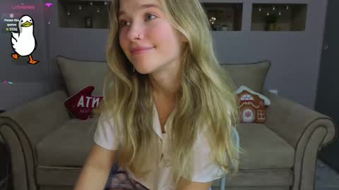 Snapshot of lynntiny chatting on December 14, 2025, 6:45 pm Lynn online show from December 14, 2025, 6:45 pm