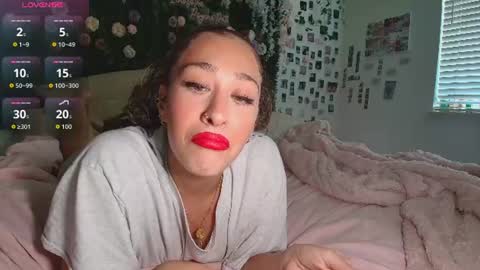 Snapshot of lyracovee chatting on June 27, 2026, 12:37 am Lyra online show from June 27, 2026, 12:37 am