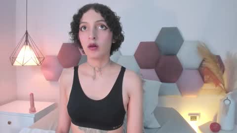 Lyravendrell online show from December 18, 2025, 12:11 pm