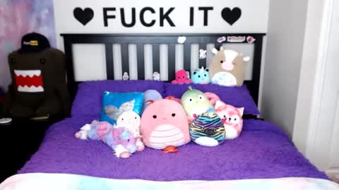 Mackenzie Wolfe online show from November 30, 2025, 3:10 am