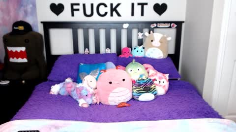 Mackenzie Wolfe online show from December 1, 2025, 5:34 am