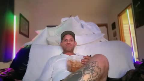 Snapshot of mackincaliallday chatting on October 27, 2025, 10:08 am MackinCaliAllDay online show from October 27, 2025, 10:08 am