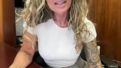 Snapshot of madame_andi chatting on June 11, 2026, 11:52 am madame_andi online show from June 11, 2026, 11:52 am
