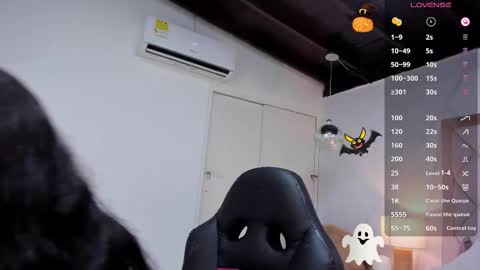 Maddie Grey online show from November 4, 2025, 4:06 pm