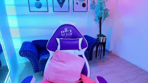 maddie_t18 online show from May 23, 2026, 11:36 am
