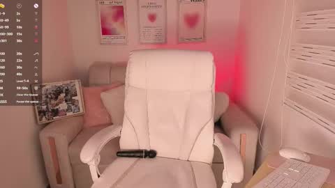 Snapshot of maddy_bronw chatting on October 24, 2025, 10:50 pm Maddy online show from October 24, 2025, 10:50 pm