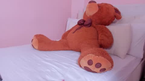 Snapshot of mae_lyra chatting on November 6, 2025, 9:37 pm Mae Lyra online show from November 6, 2025, 9:37 pm