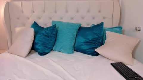 Snapshot of mae_lyra chatting on November 8, 2025, 11:43 am Mae Lyra online show from November 8, 2025, 11:43 am