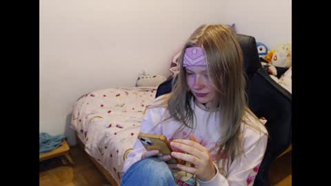 Snapshot of maggieswaggy chatting on December 12, 2024, 7:04 pm Magdalene Swaggy online show from December 12, 2024, 7:04 pm