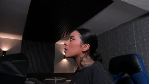 Snapshot of magic_marg chatting on November 3, 2025, 8:32 pm Marge online show from November 3, 2025, 8:32 pm