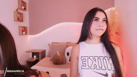 MAIA  LIA  online show from October 29, 2025, 10:00 pm