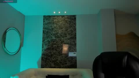 Snapshot of maiacollins chatting on November 10, 2025, 8:19 pm Maia online show from November 10, 2025, 8:19 pm