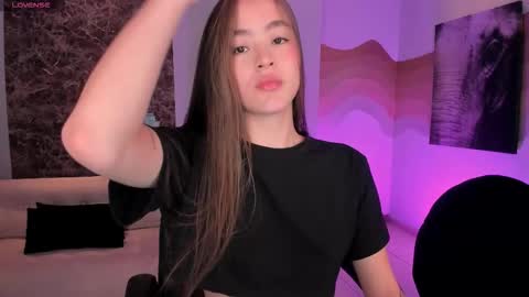 Snapshot of maiacollins chatting on November 12, 2025, 5:57 pm Maia online show from November 12, 2025, 5:57 pm