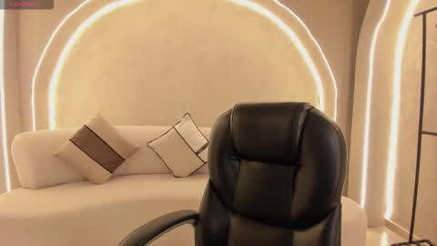 Snapshot of maiacollins chatting on November 17, 2025, 12:33 pm Maia online show from November 17, 2025, 12:33 pm