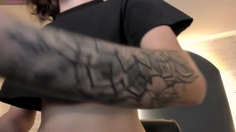 Snapshot of maiacollins chatting on December 17, 2025, 5:52 pm Maia online show from December 17, 2025, 5:52 pm