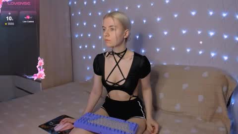 Snapshot of mailin_harrington chatting on November 11, 2025, 2:44 am Your kitty online show from November 11, 2025, 2:44 am