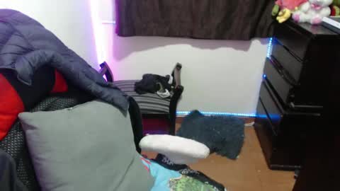 Hello friends Im on another account    online show from March 7, 2025, 5:18 am