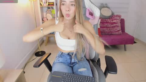 Snapshot of majo_gomez chatting on December 11, 2024, 9:34 pm Majo online show from December 11, 2024, 9:34 pm