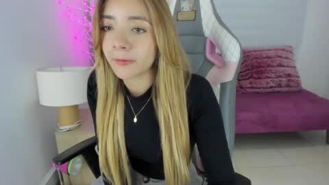 Snapshot of majo_gomez chatting on February 10, 2025, 10:19 pm Majo online show from February 10, 2025, 10:19 pm