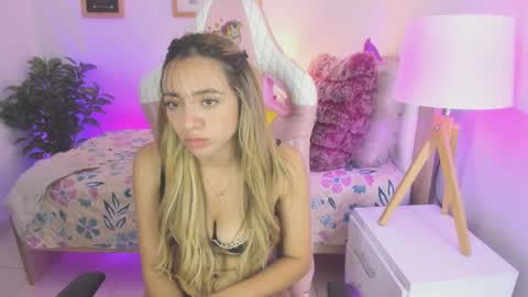 Snapshot of majo_gomez chatting on February 19, 2025, 6:21 pm Majo online show from February 19, 2025, 6:21 pm