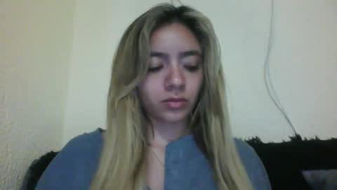 Snapshot of majo_gomezz chatting on December 5, 2025, 1:25 am majo_gomezz online show from December 5, 2025, 1:25 am