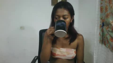 Snapshot of malluna4 chatting on May 6, 2026, 6:46 pm Malluna online show from May 6, 2026, 6:46 pm