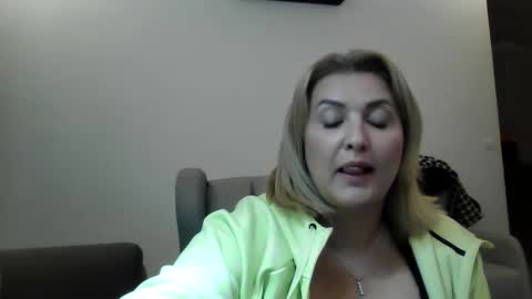 Snapshot of malorine chatting on February 4, 2026, 7:20 pm malorine online show from February 4, 2026, 7:20 pm