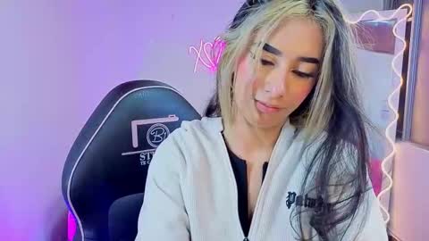 Malory  online show from November 21, 2025, 7:01 pm