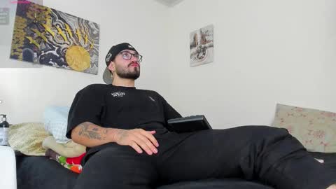 Snapshot of maloy_magic chatting on December 22, 2025, 12:29 am maloy_magic online show from December 22, 2025, 12:29 am