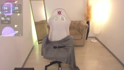 manic_pixie_ online show from April 8, 2026, 3:45 pm