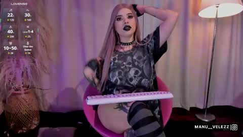 Snapshot of manu_nyx chatting on April 25, 2026, 7:33 am manu velezz Help me to get to 100 thumbs ups Tip 25tks Rate me online show from April 25, 2026, 7:33 am