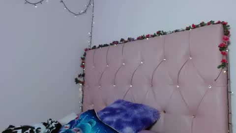 Snapshot of manumeow_ chatting on December 15, 2025, 9:19 pm Manu online show from December 15, 2025, 9:19 pm