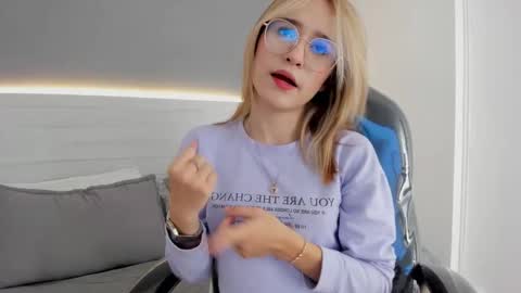 Snapshot of mara_33 chatting on December 13, 2025, 8:25 pm mara_33 online show from December 13, 2025, 8:25 pm