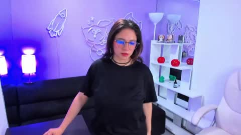 maramartinez_ online show from May 5, 2026, 8:06 pm