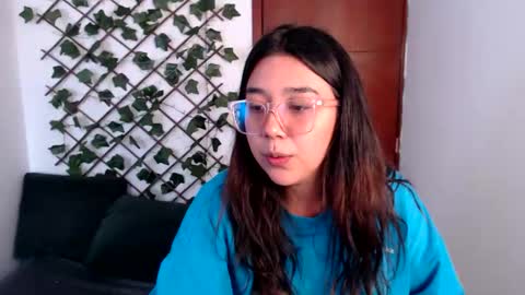 Snapshot of marce_bunny chatting on December 5, 2025, 3:41 pm Marcela online show from December 5, 2025, 3:41 pm