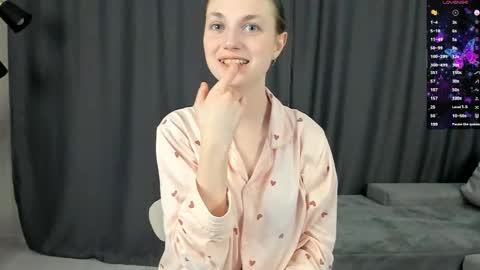 Mia online show from April 25, 2026, 7:44 pm