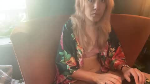 Elle online show from October 27, 2025, 3:05 pm