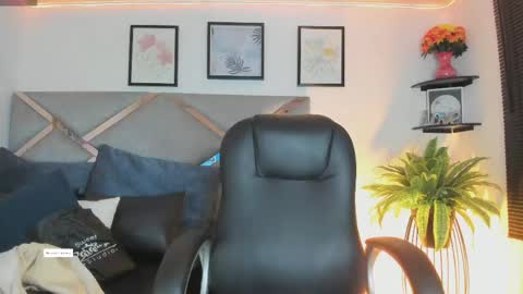 Snapshot of marian_pinzon chatting on May 18, 2026, 7:09 pm Marian online show from May 18, 2026, 7:09 pm